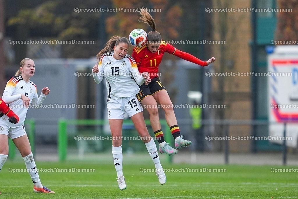 xYDRx26112501019 | 26.11.2025, xydrx, Fußball, Länderspiel, EM-Qualifikation U19-Frauen, Belgien - Deutschland, Sportschule Wedau: Maj Schneider (GER #15) im Zweikampf gegen Clementine Reynebeau (BEL #11)