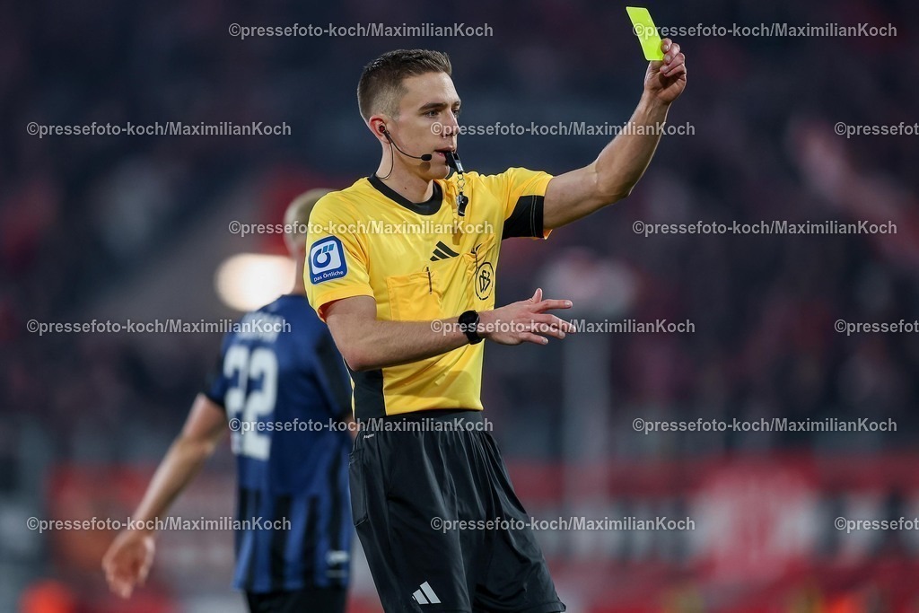 RWE04032602082 | 2026.03.04, Fußball, 3.Liga Herren, Rot-Weiss Essen -  SV Waldhof Mannheim, Stadion Hafenstraße, 27.Spieltag, Saison 2025 / 2026: Schiedsrichter Lennart Kernchen zeigt eine Gelbe Karte DFB regulations prohibit any use of photographs as image sequences and or quasi-video.