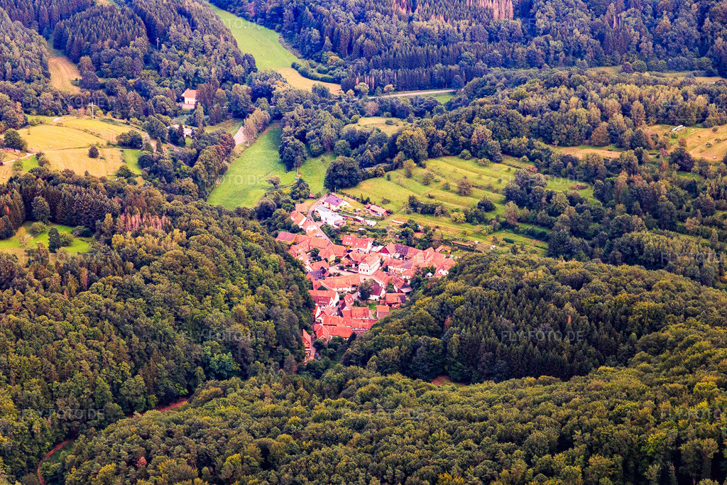 Luftbild: Ortsansicht von Westen in Oberschlettenbach im Bundesland Rheinland-Pfalz in Deutschland. Foto: IMG_128464.jpg vom 21.08.2021 durch Werner Riehm/FLY-FOTO.de