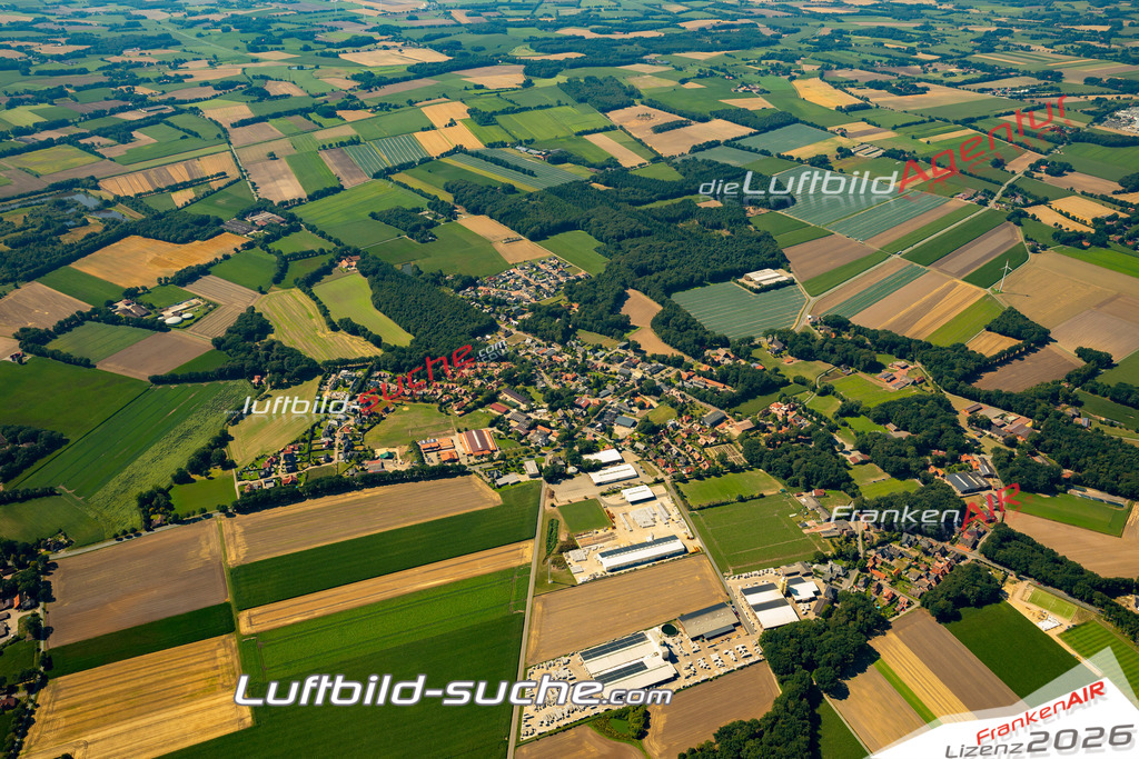 Aktuelles Luftbild von Lüsche Bakum - Die Luftaufnahme wurde 2022 mittels UL-Flugzeug erstellt ( keine Drohne ) - hochauflösende Kamera-Systeme von  Canon -Beste Qualität - Für grossformatige Ausdrucke geeignet. Die Geschenkidee !