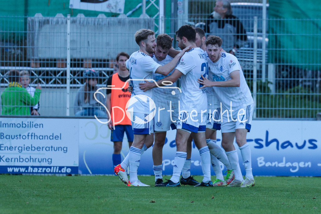 FC Pipinsried - SV Viktoria Aschaffenburg | Die Gaeste jublen ueber den Treffer zum 0-2 durch  Florian PIEPER (SVVA #11)