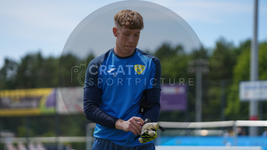 Fußball, Herren, Saison 2025/2026, 3. Luckenwalder Turmpokal, Werner-Seelenbinder-Stadion Luckenwalde, Spiel: FSV 63 Luckenwalde vs. F.C. Hansa Rostock U19,  | Fußball, Herren, Saison 2025/2026, 3. Luckenwalder Turmpokal, Werner-Seelenbinder-Stadion Luckenwalde, Spiel: FSV 63 Luckenwalde vs. F.C. Hansa Rostock U19,  Im Bild: Janek Reetz (Luckenwalde) - Realisiert mit Pictrs.com