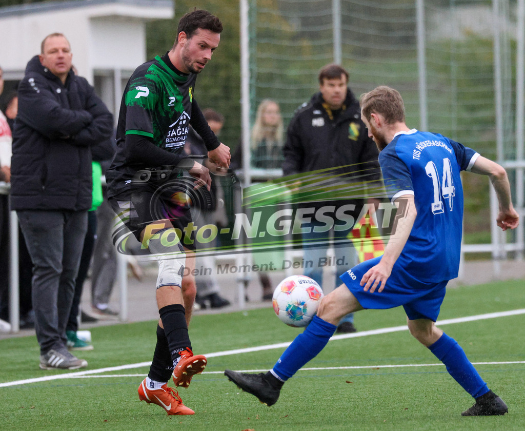 SC Enger - TuS Hücker-Aschen | Auf dem Bild zu sehen: schwarz SC Enger: Sebastian Schnittger ; blau TuS Hücker-Aschen: Tammo TappeSC Enger, TuS Hücker-Aschen, Saison 26/27, Kreisliga A, Enger, Deutschland - Realisiert mit Pictrs.com