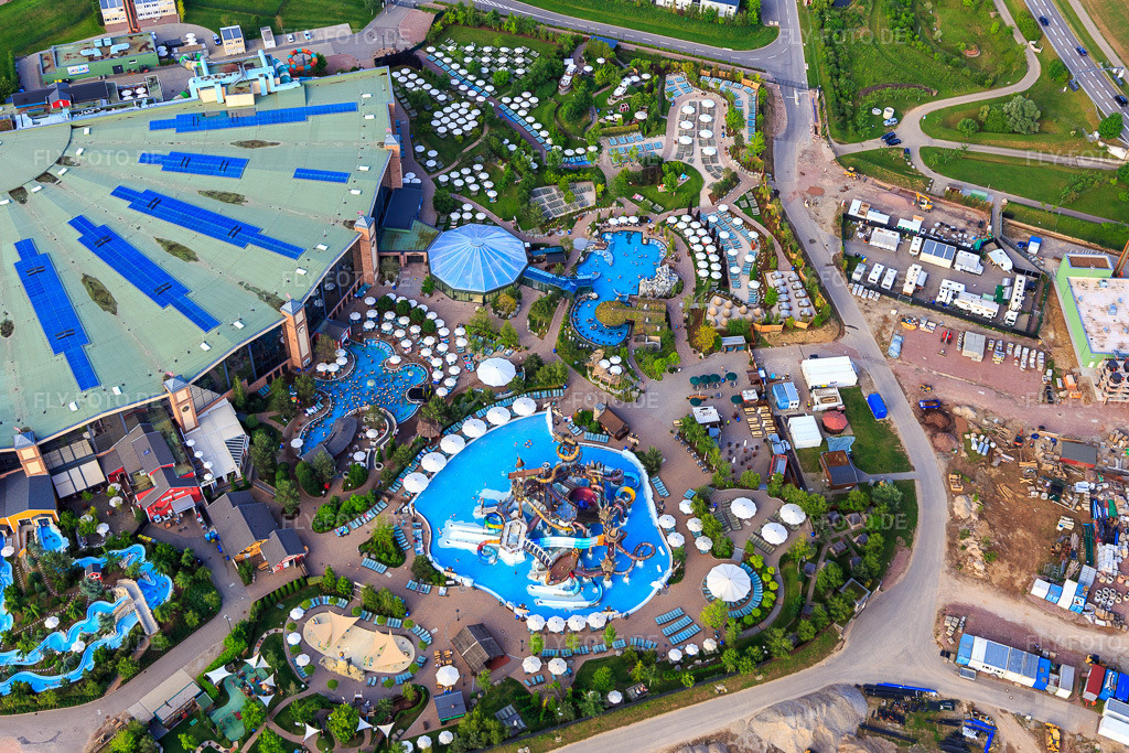 Luftbild: Svalgurok, Spiralrok - Spiral-Rutsche und Slalomrok - wilde Slalom-Rutsche im Rulantica im Europapark Rust in Rust im Bundesland Baden-Württemberg in Deutschland. Foto: IMG_147264.jpg vom 29.05.2025 durch Werner Riehm/FLY-FOTO.deico_erklaerung_service_information