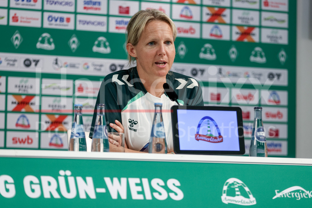 Fussball, Google Pixel Frauen-Bundesliga, Vorstellung Trainerin SV Werder Bremen | Friederike Kromp (Fritzy Kromp, Trainerin, Cheftrainerin, SV Werder Bremen) bei ihrer Vorstellung als neue Trainer der Frauen, Frauenmannschaft des SV Werder Bremen, Portrait, Nahaufnahme, Einzelfoto, Einzelbild, DIE DFB-RICHTLINIEN UNTERSAGEN JEGLICHE NUTZUNG VON FOTOS ALS SEQUENZBILDER UND/ODER VIDEOÄHNLICHE FOTOSTRECKEN. DFB REGULATIONS PROHIBIT ANY USE OF PHOTOGRAPHS AS IMAGE SEQUENCES AND/OR QUASI-VIDEO.