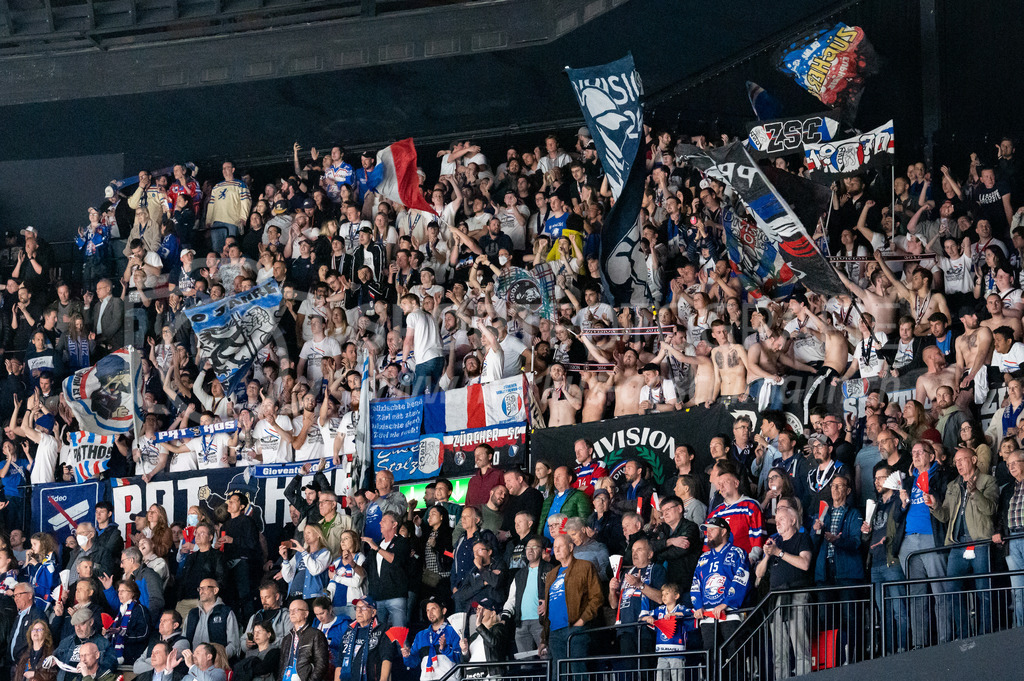 Swiss National League Final Game 2: ZSC Lions - EV Zug | 20.04.2022, Zürich, Hallenstadion, Swiss National League Final Game 2: ZSC Lions - EV Zug, die ZSC-Fankurve feiert den zweiten Sieg in der Finalserie. - Realized with Pictrs.com