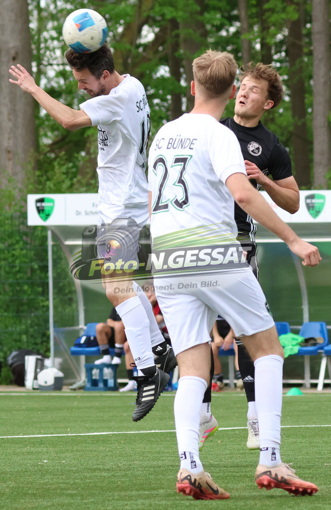SC Bünde - SV Oetinghausen | Auf dem Bild zu sehen: weiß SC Bünde v.l.: Robin Nicolai, Jordan Dusinovic ; schwarz SV Oetinghausen: Tim PauerSC Bünde, SV Oetinghausen, Saison 25/26, Bezirksliga, Hunnebrock, Deutschland - Realisiert mit Pictrs.com