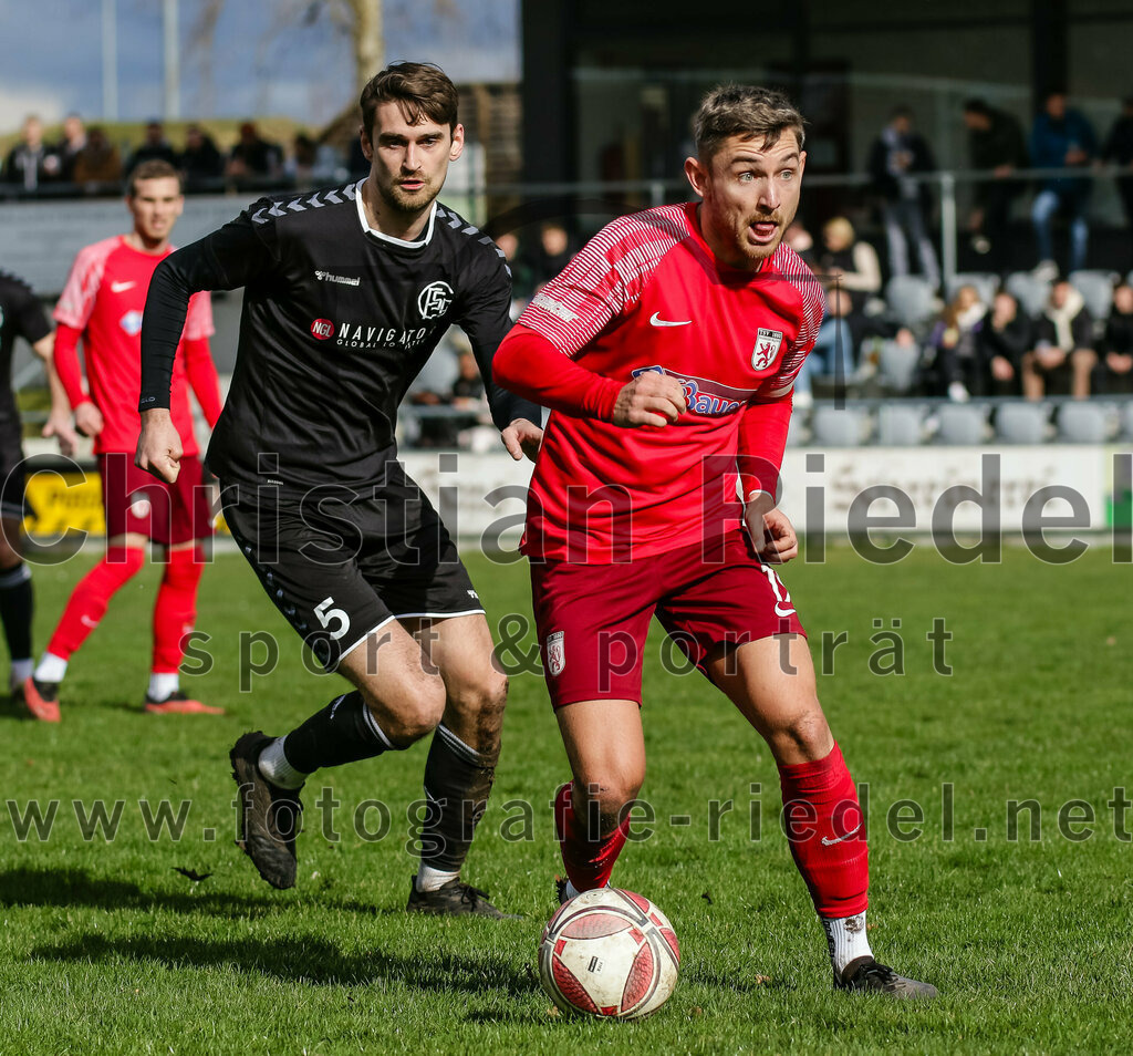 2024-02-24_076_FC_Schwaig_gegen_TSV_1880_Wasserburg | Oberding, Deutschland, 24.02.2024:
Fußball, 2. Runde Qualifikation TOTO-Pokal 2023 / 2024, 1. Spieltag, FC Schwaig gegen TSV 1880 Wasserburg, Endergebnis: 2:3

Mario Simak (FC Schwaig, #5), Michael Barthuber (TSV 1880 Wasserburg, #19)

Foto: Christian Riedel / fotografie-riedel.net