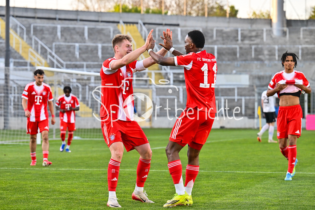 FC Bayern Amateure - TSV Aubstadt | MÜNCHEN, GERMANY - 24. APRIL: Jubel der Amateure nach dem Treffer zum 1-0 durch Anton HEINZ (FC Bayern München II 9) / Tor / Torschuetze / Freude / Happy während dem Match zwischen den Amateuren des FC Bayern und dem TSV Aubstadt am 31. Spieltag der Regionalliga Bayern im Grünwalder Stadion