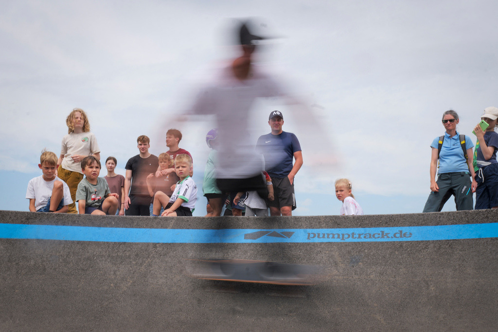 Surf Club | Leonberg - Skateboard-Rennen auf dem Pumptrack in Leonberg: Der Surf Club sorgt für diese Premiere - Realisiert mit Pictrs.com