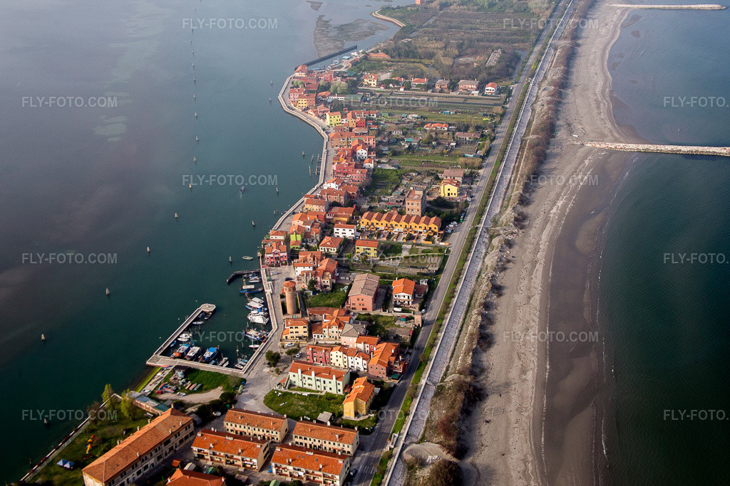 Aerial view: View of the town in San Pietro in Volta in the state Veneto, Italy. – Photo: IMG_087469.jpg taken on 04/06/2016 by Werner Riehm/FLY-FOTO.com – Resolution of the original: 5159 x 3439 px