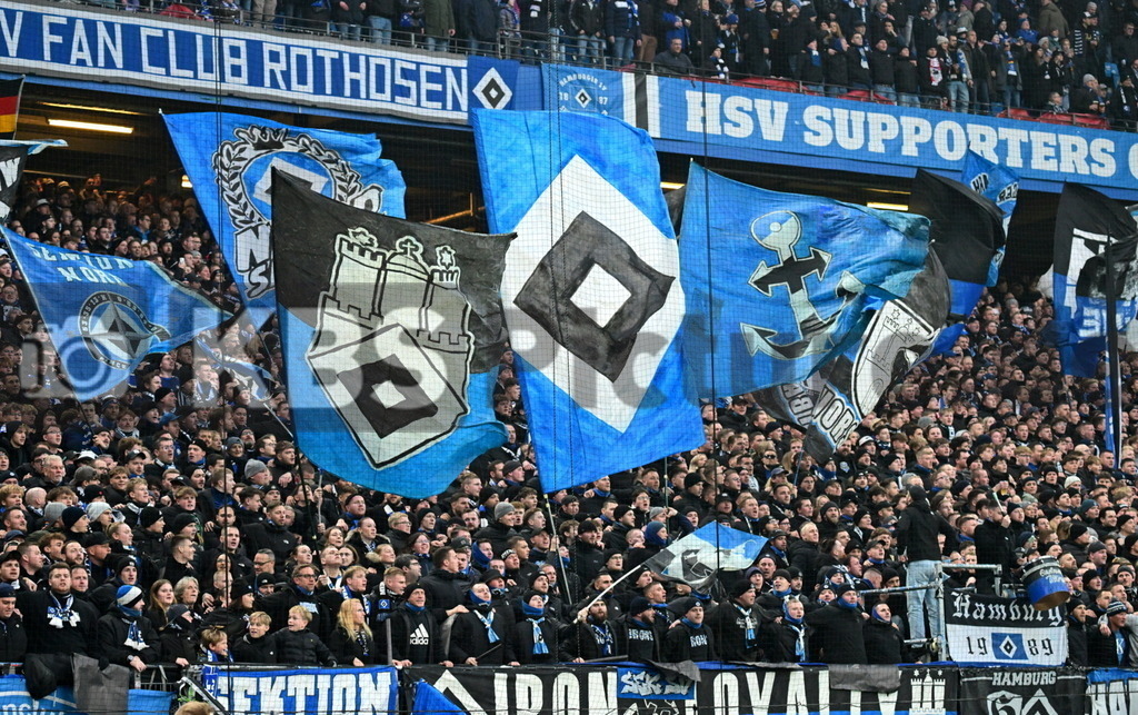 KBS Picture_HSV-WerderBremen_030 | HSV Fans Nordtribuene mit Fahnen ,Sportplatz :  Volksparkstadion, - Realisiert mit Pictrs.com