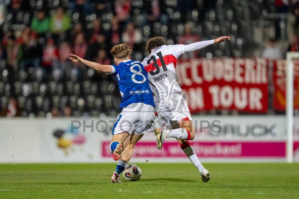 VfB Stuttgart II vs. FC Energie Cottbus, Fussball, 3.Liga, 27. Spieltag, Saison 2025/2026, 03.03.2026 | Noah Darvich (VfB Stuttgart II, #31) im Zweikampf mit Lukas Michelbrink (FC Energie Cottbus, #08),VfB Stuttgart II vs. FC Energie Cottbus, Fussball, 3.Liga, 27. Spieltag, Saison 2025/2026, 03.03.2026Foto: photosbyphips/Philip Ziegler