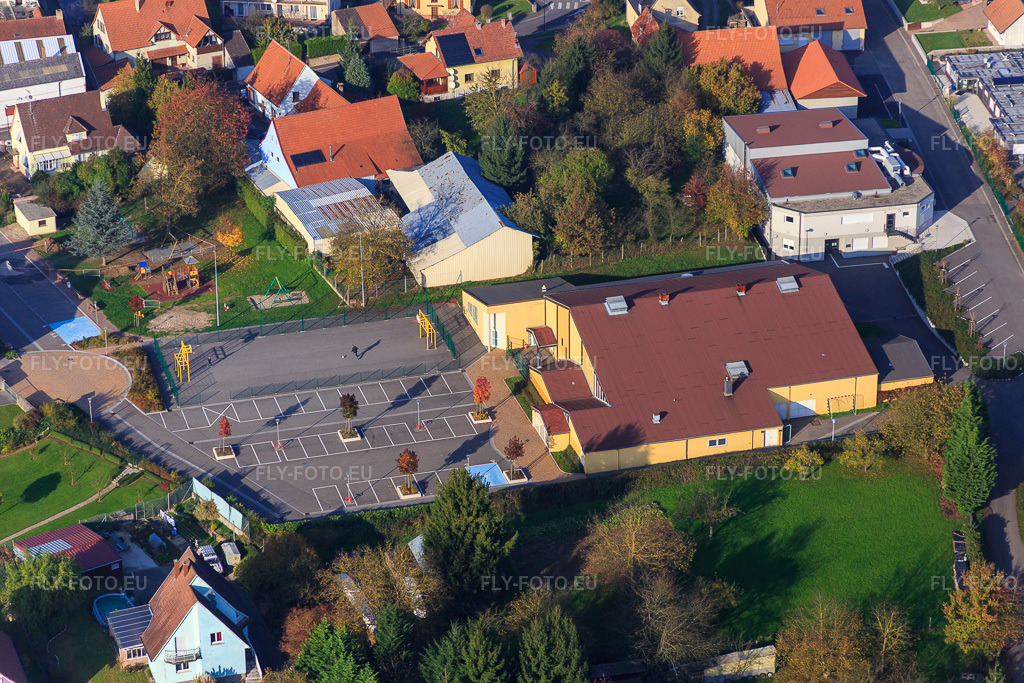 Vue aérienne: Salle Polyvalente à Hatten dans le département Bas Rhin, France – .Photo: IMG_075639.jpg prise le 01/11/2014 par Werner Riehm/FLY-FOTO.eu – Résolution de l'original: 5472 x 3648 px – Commune de Hatten