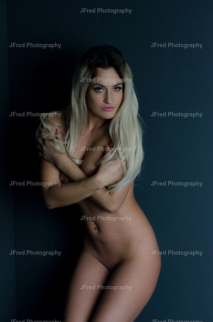 Model Vice | Hochwertige Fotografie Drucke und FineART Prints von Models im Studio oder OnLocation. NudeART Shootings als ästhetische moderne Nude Fotografie. - Realisiert mit Pictrs.com