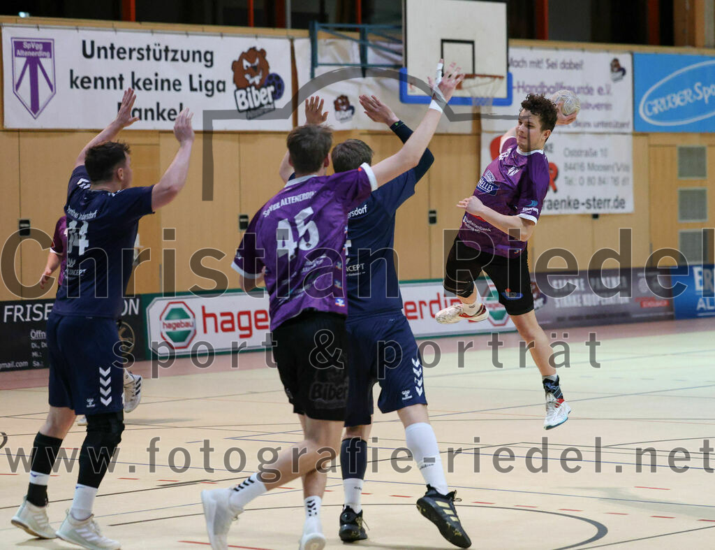 2023-12-09_108_SpVgg_Altenerding_gegen_TSV_Indersdorf | Erding, Deutschland, 09.12.2023:
Handball, Bezirksoberliga Männer 2023 / 2024, 10. Spieltag, SpVgg Altenerding gegen TSV Indersdorf, Endergebnis: 42:25

Kevin Mössle (TSV Indersdorf, #14), Ferdinand Ewald (SpVgg Altenerding, #45)

Foto: Christian Riedel / fotografie-riedel.net