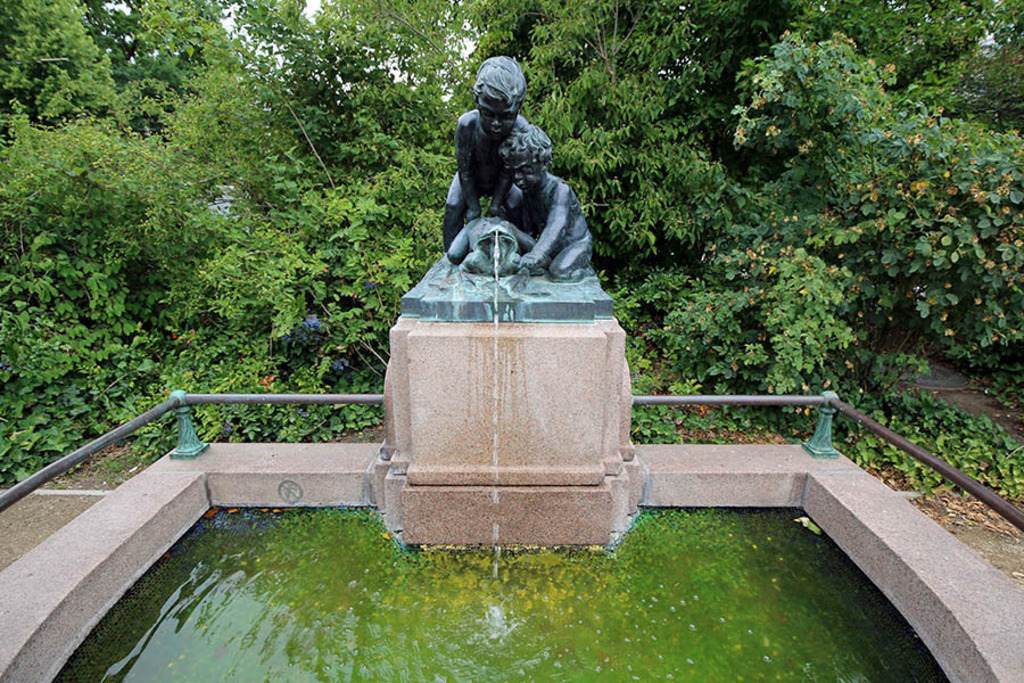 Foto: Leipzig - Froschbrunnen | Das Team hinter BILDLEXIKON LEIPZIG bündelt historische wie aktuelle Informationen über die Stadt Leipzig in Text und Bild auf einer Plattform und stellt diese der interessierten Öffentlichkeit zur Verfügung.