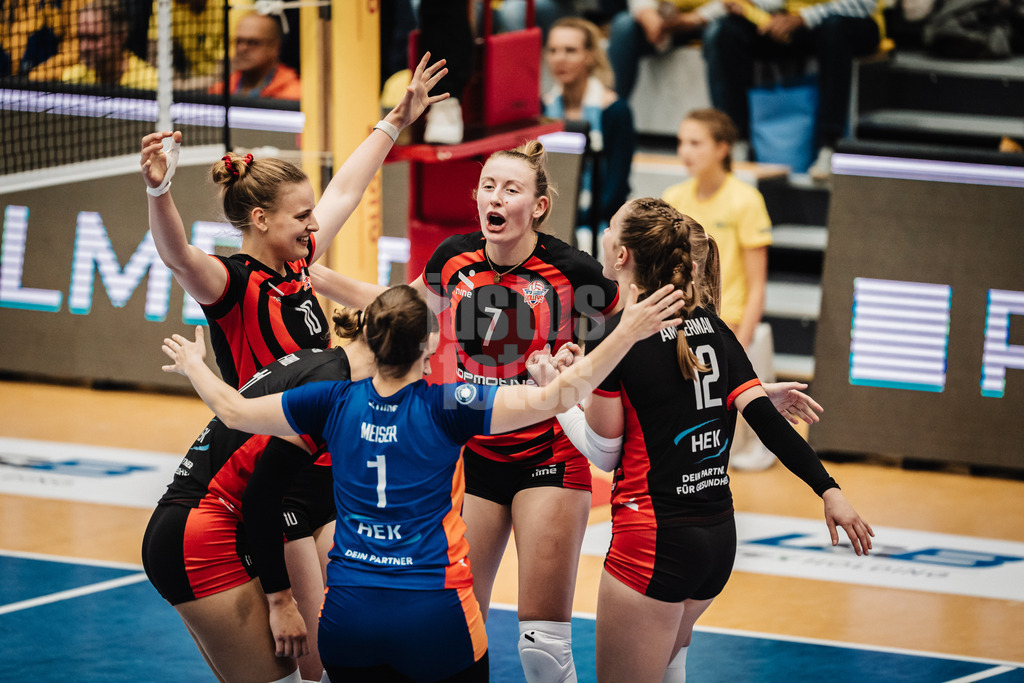 Volleyball | Frauen | Saison 2025/2026 | Volleyball Bundesliga | SSC Palmberg Schwerin vs. ETV Hamburger Volksbank Volleys | 18.10.2025 | Jubel beim ETV, in der Mitte Leonie Körtzinger (#7, ETV Hamburger Volksbank Volleys)