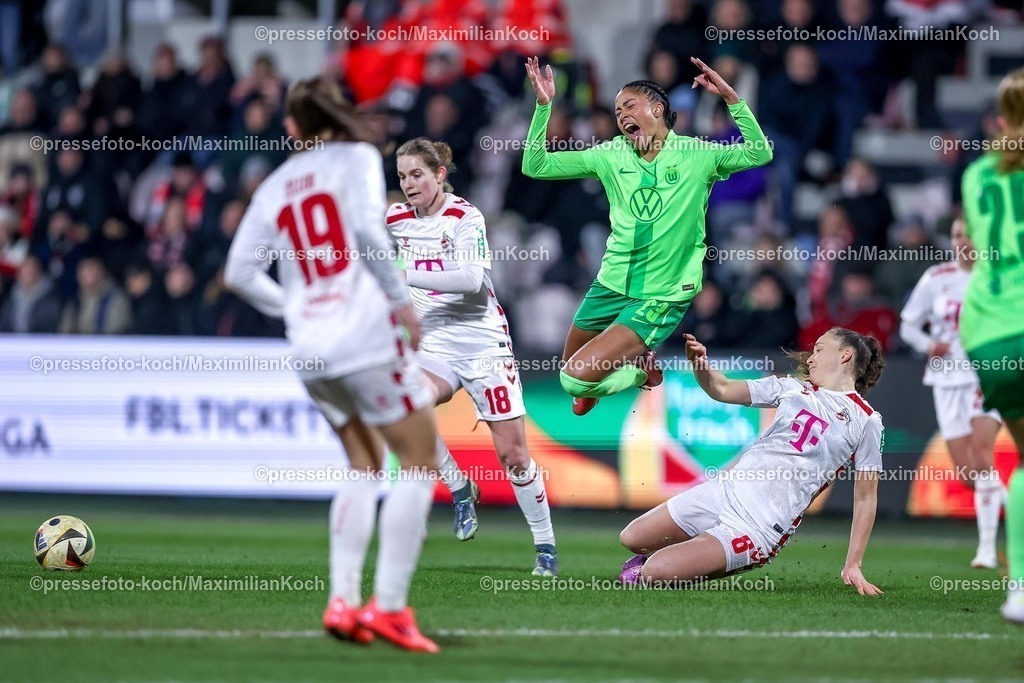Koe07022501062 | 07.02.2025, Frauen Fußball, 1. FC Köln - VfL Wolfsburg, 1. Fußball Bundesliga, Franz-Kremer-Stadion, Saison 2024 2025: Foulspiel an Sveindis Jonsdottir (VfL Wolfsburg #23) im Zweikampf gegen Lotta Cordes (1. FC Köln #6) und Taylor Ziemer (1. FC Köln #18)DFB regulations prohibit any use of photographs as image sequences and or quasi-video.