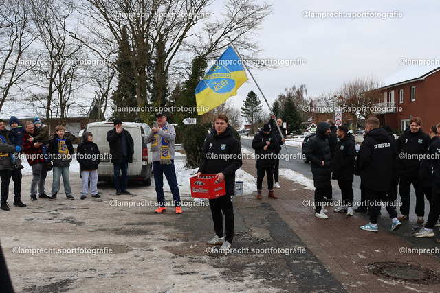 Fußball I Herren I Saison 2025-2026 I Hallenmasters Schleswig-Holstein 007 | Der SV Todesfelde beim Warm-Up Spaziergang durch das Dorf - Realisiert mit Pictrs.com