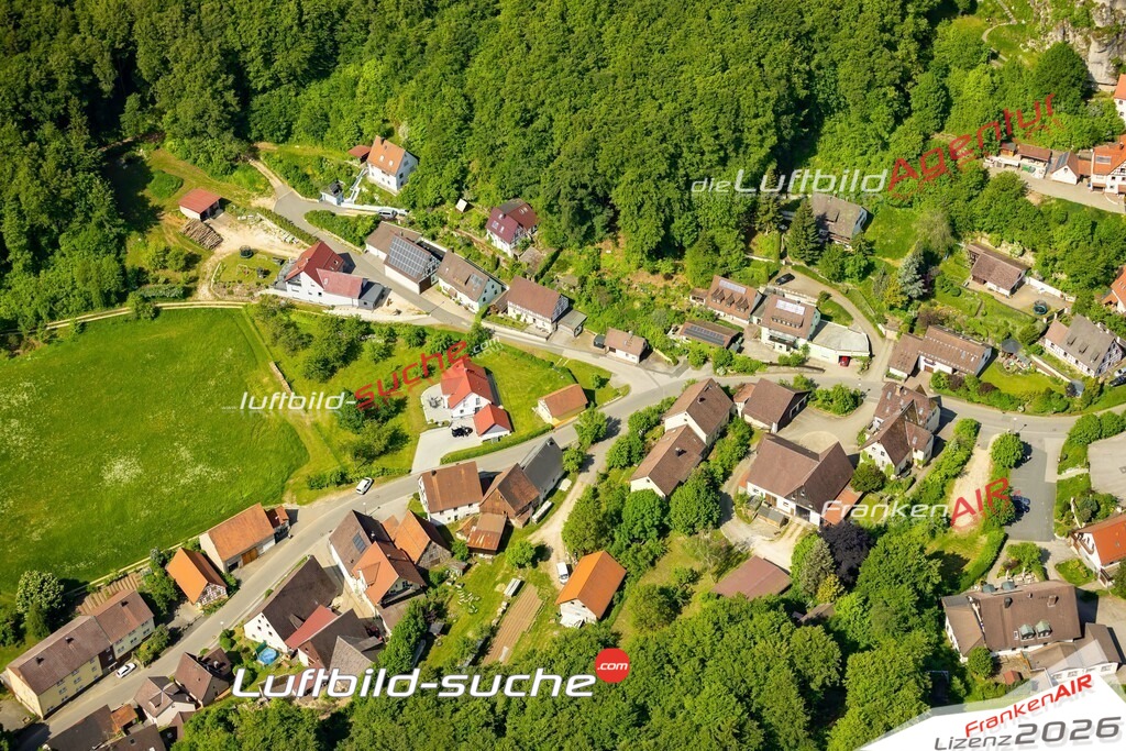 Das Luftbild zeigt Hohenstein Kirchensittenbach - Die Luftaufnahme wurde 2023 vom UL-Flugzeug aus erstellt ( keine Drohne ) - Hochauflösende Luftaufnahme - Für grossformatige Ausdrucke geeignet. Die Geschenkidee !Mit Lizenz und Bildrechte bestellbar