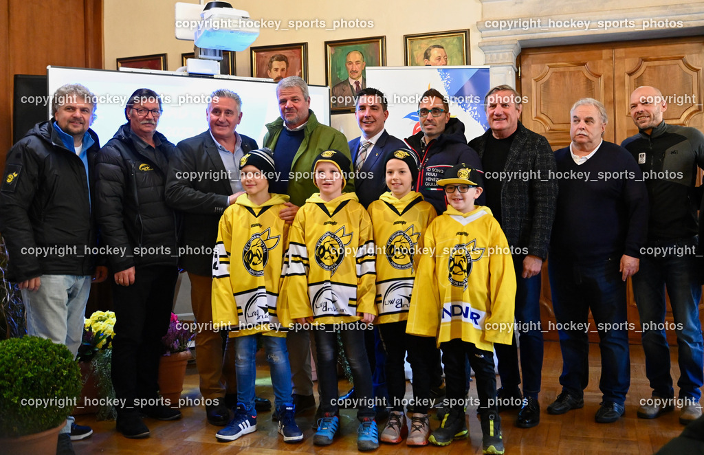 European Youth Olympic Festival EYOF 2023 Pressekonferenz | Präsident EC Hornets Spittal Wolfgang Lindner, Obmann EC Hornets Spittal Ludwig Zauchner, Giuseppe Mion, Bürgermeister Spittal an der Drau Gerhard Köfer, Stadtrat Spittal an der Drau Christoph Staudacher, Stefano Mazzolini, Giorgio Brandolin, Maurizio Dunnhofer, ÖSTERREICHISCHES OLYMPISCHES COMITÉ Christoph Sieber, Gemeinderat Spittal an der Drau Marco Brandner, Jugendspieler EC Hornets Spittal