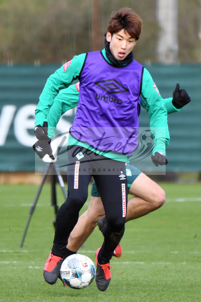 20200212_TRASVW_0094 | Fussball, Herren: Yuya Osako (Werder Bremen) in Aktion, am Ball, Einzelaktion waehrend der Trainingseinheit des SV Werder Bremen auf dem wohninvest Weserstadion Trainingsplatz am 12.02.2020 in Bremen, Deutschland. - Realisiert mit Pictrs.com