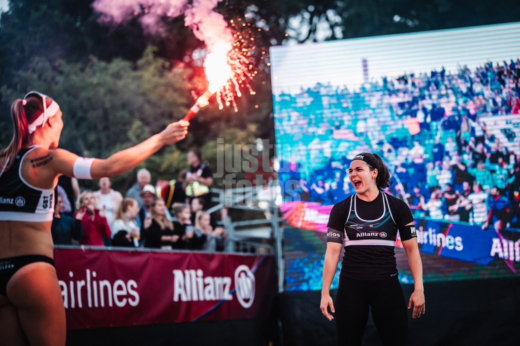 Beachvolleyball | Frauen | Deutsche Meisterschaften 2025 Timmendorfer Strand | 06.09.2025 | v.l. Sandra Ittlinger und Anna-Lena Grüne feiern den Finaleinzug mit Pyrotechnik