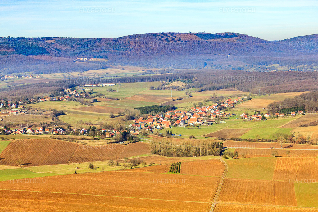 Vue aérienne: Vue de la ville depuis le sud à Kutzenhausen dans le département Bas Rhin, France – .Photo: IMG_37438.jpg prise le 07/02/2011 par Werner Riehm/FLY-FOTO.eu – Résolution de l'original: 4752 x 3168 px