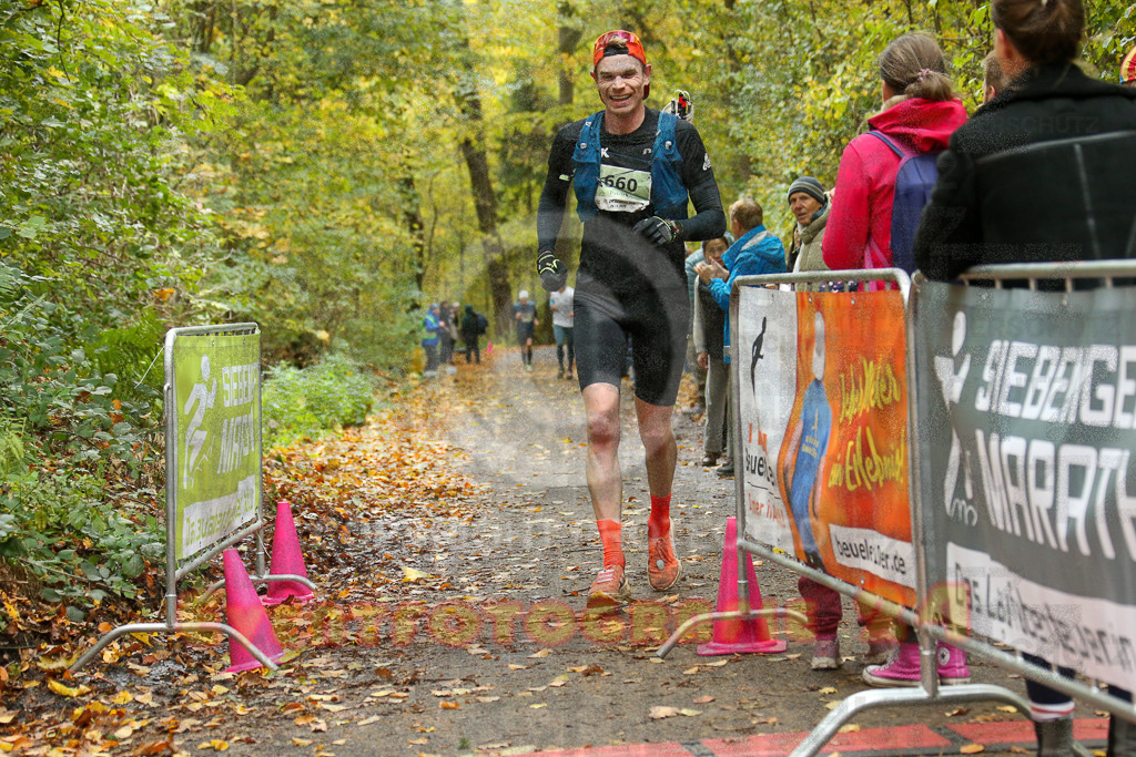251026_1224_EX1_0303 | Sportfotografie im Rhein-Sieg Kreis, Köln, Bonn, NRW, Rheinland Pfalz, Hessen, etc. Unser Tätigkeitsfeld umfasst den Laufsport vom Volkslauf über den Marathon, Duathlon, Triathon bis zum Ultralauf wie Kölnpfad Ultra oder Schindertrail.