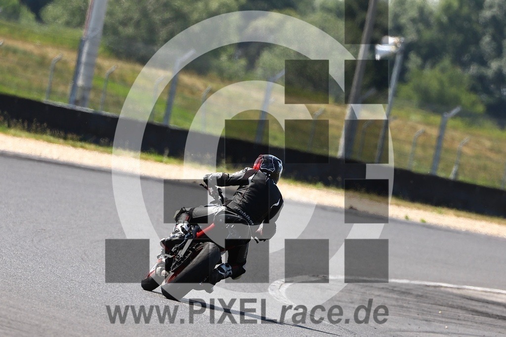 0086-20250620_11144 | Schöne Erinnerungen an spannende Momente - das festzuhalten ist unser Job. PIXELrace.de ist seit 2003 auf den Rennstrecken Europas unterwegs um die Action draußen beim Fahren und die wunderbare Stimmung imm Fahrerlager für euch einzufangen.