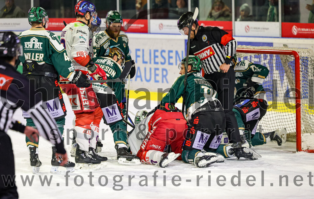 2026-01-18_114_TSV_Erding_gegen_Selber_Woelfe | Erding, Deutschland, 18.01.2026:Eishockey, Oberliga Süd 2025 / 2026, 38. Spieltag, TSV Erding gegen Selber Wölfe, Endergebnis: 2:3 n.V.Thomas Matheson (Erding Gladiators, #37), Grady Hobbs (Erding Gladiators, #22), Maximilian Forster (Erding Gladiators, #81), Mark Waldhausen (Erding Gladiators, #27)Foto: Christian Riedel / fotografie-riedel.net
