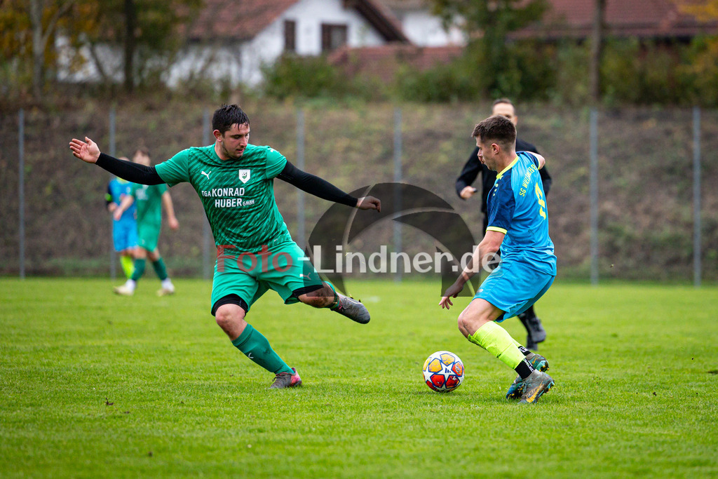 SG Wielenbach/Pähl gegen SV Haunshofen | Fußball Kreisklasse Herren Oberbayern Zugspitze Gruppe 3, SG Wielenbach/Pähl gegen SV Haunshofen, 20241103,Lino MISSEL (SG Wielenbach/Pähl 9) am Ball,2024-11-03 in Pähl (Sportplatz Pähl), Florian GUMBRECHT (SG Wielenbach/Pähl 8), Stefan STEIGENBERGER (SV Haunshofen 13)Copyright: WolfgangxLindner www.foto-lindner.de
