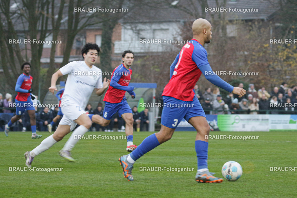 VFL Jüchen Garzweiler - KFC Uerdingen | Jüchen, Deutschland, 20.09.2025 Anthony Oscasindas (KFC Uerdingen) in Aktion während des Oberliga Niederrhein Spiels zwischen VFL Jüchen Garzweiler KFC Uerdingen auf der Bezirkssportanlage am 13. Dezember 2025 in Jüchen,  Deutschland. (Foto von Ralph Görtz /Brauer-Fotoagentur)