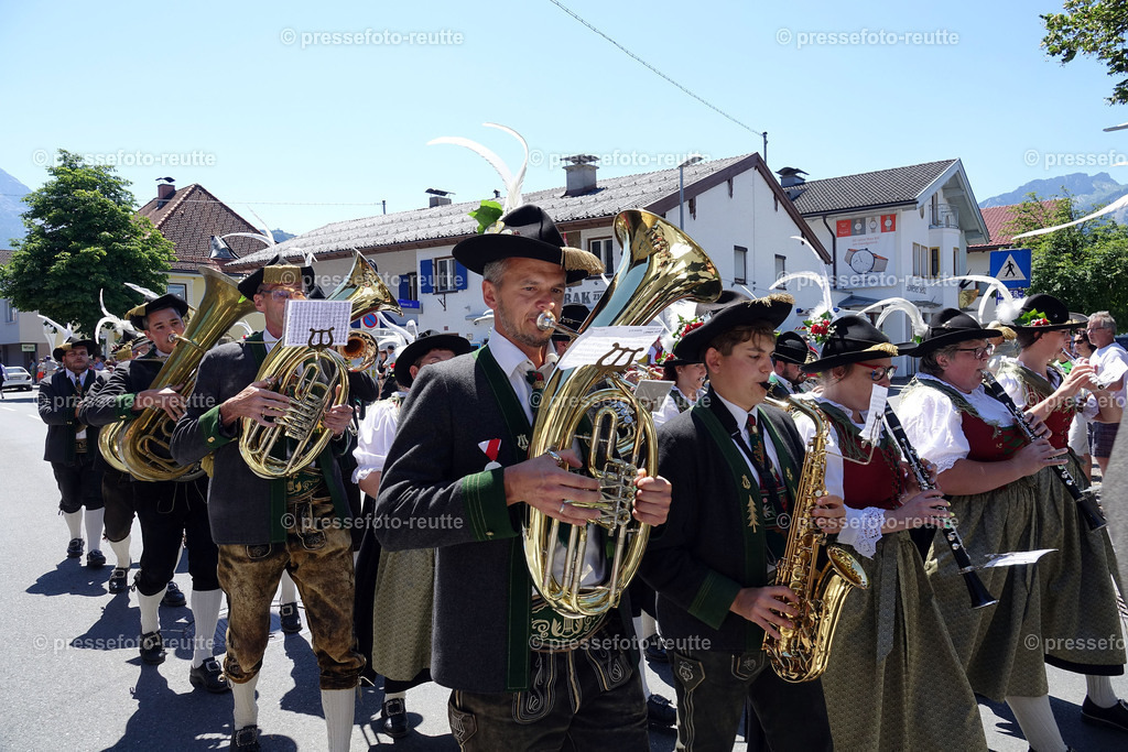 news-2022-Juli17-Musikumzug-Reutte-DSD02990-Ehrwald | Info aus dem Bezirk Reutte/Ausserfern Tirol sowie eine umfangreiche Bilddatenbank über die gesamte Region: Lechtal, Talkessel Reutte, Tannheimertal, Zwischentoren. Lech, Plansee, Zugspitze, Grenztunnel, B179, Fernpassstraße, Verkehr, Lawinen, Tradition, - Realisiert mit Pictrs.com