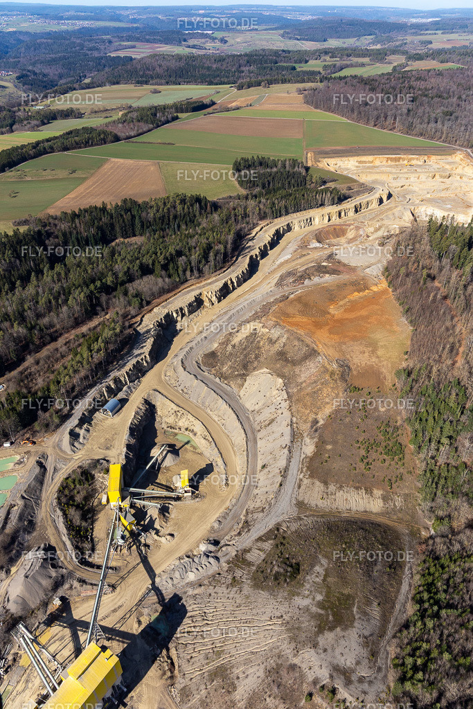 Steinbruch und Erddeponie des Georg Mast Schotterwerk in Sulz am Eck. | Luftbild: Steinbruch und Erddeponie des Georg Mast Schotterwerk in Sulz am Eck. im Ortsteil Sulz am Eck in Wildberg im Bundesland Baden-Württemberg in Deutschland. Foto: IMG_124804.jpg vom 20.02.2021 durch ©2025 Werner Riehm fly-foto.de/copyright - Realisiert mit Pictrs.com