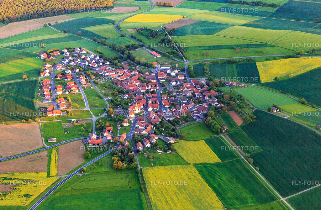 Dorf - Ansicht  aus Norden mit Kirche St. Cyriakus http://www.maria-hilf-wasserlosen.de/ | Luftbild: Dorf - Ansicht  aus Norden mit Kirche St. Cyriakus http://www.maria-hilf-wasserlosen.de/ im Ortsteil Schwemmelsbach in Wasserlosen im Bundesland Bayern in Deutschland. Foto: IMG_099935.jpg vom 25.05.2017 durch Werner Riehm/FLY-FOTO.de - Realisiert mit Pictrs.com
