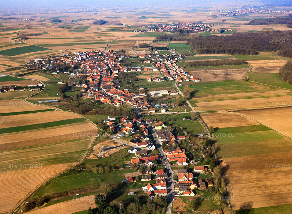 Vue aérienne: Vue de la ville depuis l'est à Niederlauterbach dans le département Bas Rhin, France – .Photo: IMG_62659.jpg prise le 09/03/2014 par Werner Riehm/FLY-FOTO.eu – Résolution de l'original: 4326 x 3168 px