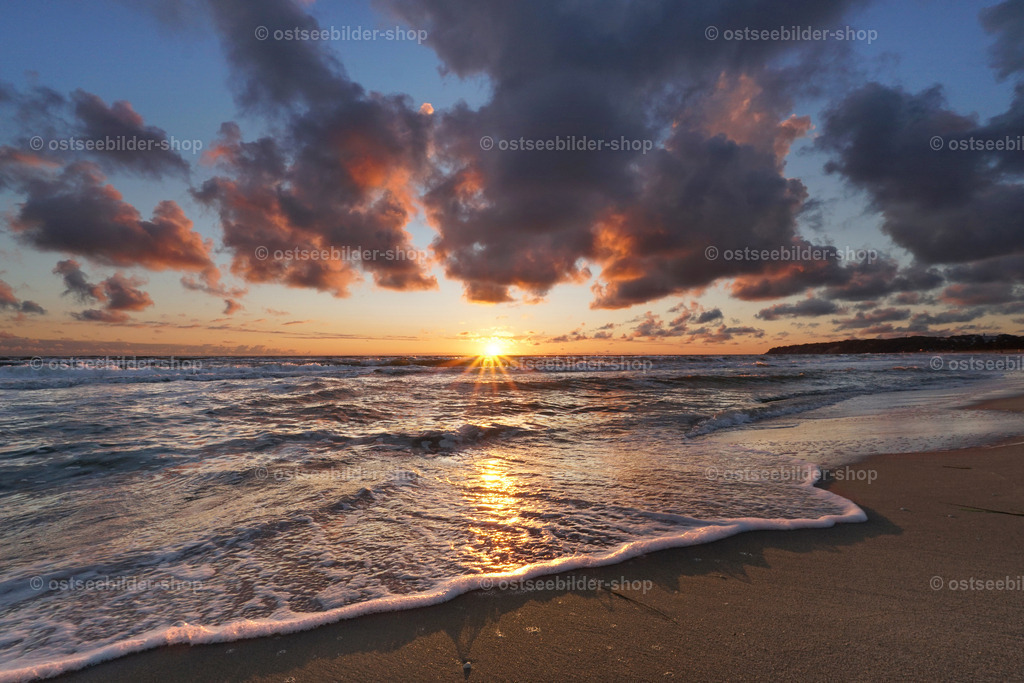 Sonnenaufgang am Strand von Baabe | Das Bild zeigt die aufgehende Sonne am Strand von Baabe auf Rügen.