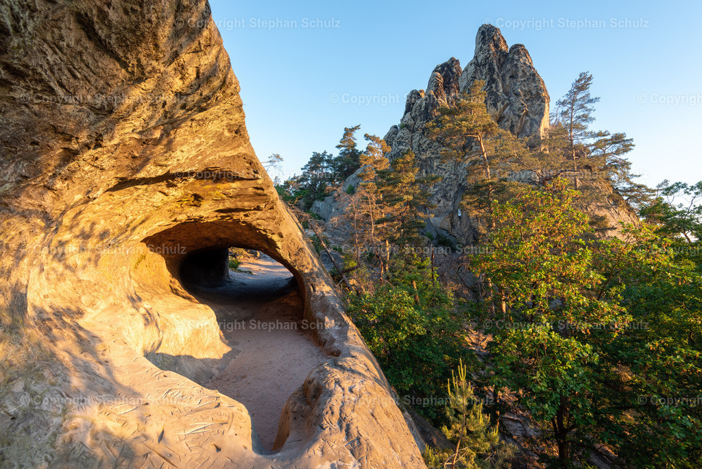 Wanderweg Löbbeckestieg im Harz | Sonnenaufgang am Hamburger Wappen bei Timmenrode. Die bizarre Felsformation gehört zur Teufelsmauer. Von hier aus können Wanderer bis zum Großvaterfelsen bei Blankenburg wandern. Der abwechslungsreiche Weg auf dem Kamm der Teufelsmauer heißt Löbbeckestieg.  - Realisiert mit Pictrs.com