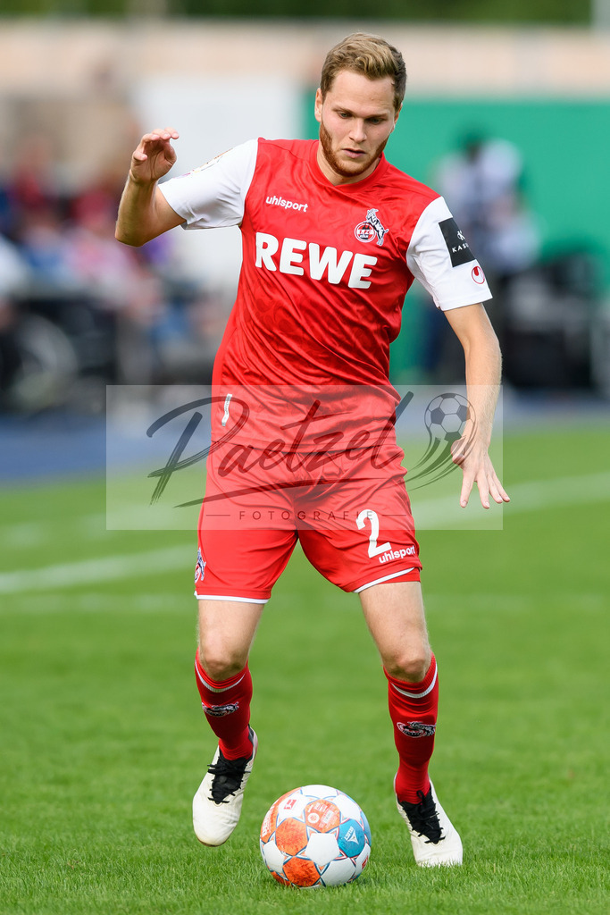 JENKOE20210808_326 | Fussball, Herren: Benno Schmitz (1. FC Koeln) in Aktion, am Ball, Einzelaktion beim Spiel der 1. Runde im DFB-Pokal zwischen FC Carl Zeiss Jena und 1. FC Koeln im Ernst-Abbe-Sportfeld am 08.08.2021 in Jena, Deutschland.DFB / DFL REGULATIONS PROHIBIT ANY USE OF PHOTOGRAPHS AS IMAGE SEQUENCES AND/OR QUASI-VIDEO. - Realisiert mit Pictrs.com