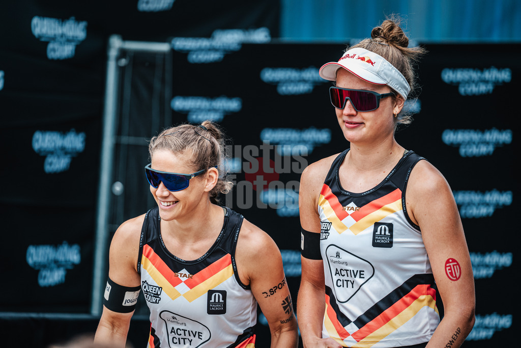 Beachvolleyball | Frauen | Queen and King of the Court | Hamburg | 02.06.2024 | v.l. Cinja Tillmann und Svenja Müller beim Einlaufen in die Arena