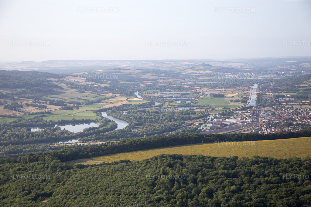 Aerial view: View of the town in Arnaville in the state Meurthe et Moselle, France. – Photo: IMG_083242.jpg taken on 07/12/2015 by Werner Riehm/FLY-FOTO.com – Resolution of the original: 5472 x 3648 px