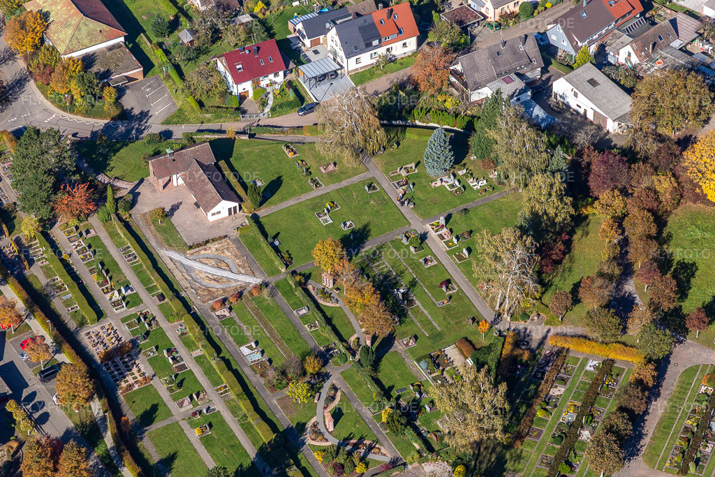 Luftbild: Friedhof Langensteinbach im Ortsteil Langensteinbach in Karlsbad im Bundesland Baden-Württemberg in Deutschland. Foto: IMG_129937.jpg vom 24.10.2021 durch Werner Riehm/FLY-FOTO.de