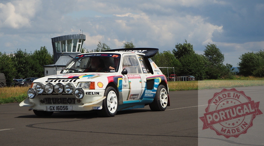 Peugeot 205 Turbo 16 Group B rally car driving on tarmac | Peugeot 205 Turbo 16 Group B rally car performing on an airfield track - Realisiert mit Pictrs.com