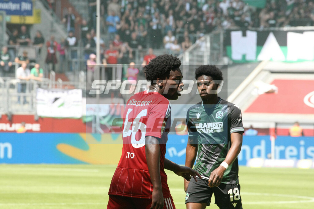 Fortuna Düsseldorf - Hannover 96 | Neto Elione Fernandes und Hannovers #18 Derrick Köhn - © Sportfoto-Sale (MK) - Realisiert mit Pictrs.com