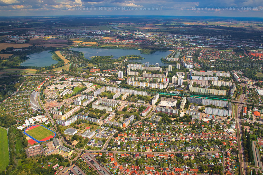Magdeburg_Kannenstieg_Neustädter_See_7518 | Diese Luftaufnahme stammt aus meinem Magdeburger Luftbildarchiv. Sie zeigt einen weiteren Blick auf die Landeshauptstadt aus der Vogelperspektive. Nach und nach werden alle Motive mit individuellen Informationen und Beschreibungen ergänzt. Selbstverständlich können Sie dieses Luftbild als Download oder hochwertiges Wandbild bestellen. - Realisiert mit Pictrs.com
