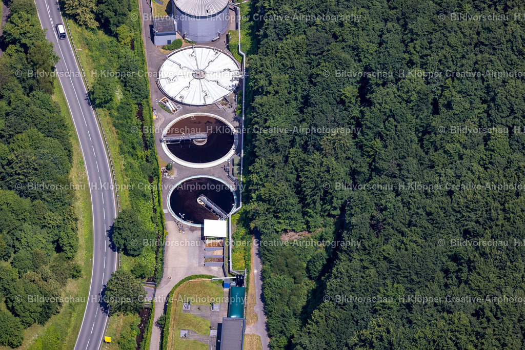 Luftbild Grevenstein-5103 | Klärwerks- Becken und Reinigungsstufen zur Abwasserbehandlung der Brauerei C.&amp; A. VELTINS GmbH &amp; Co.KG.an der Straße In der Herrlichkeit in Meschede - Realisiert mit Pictrs.com