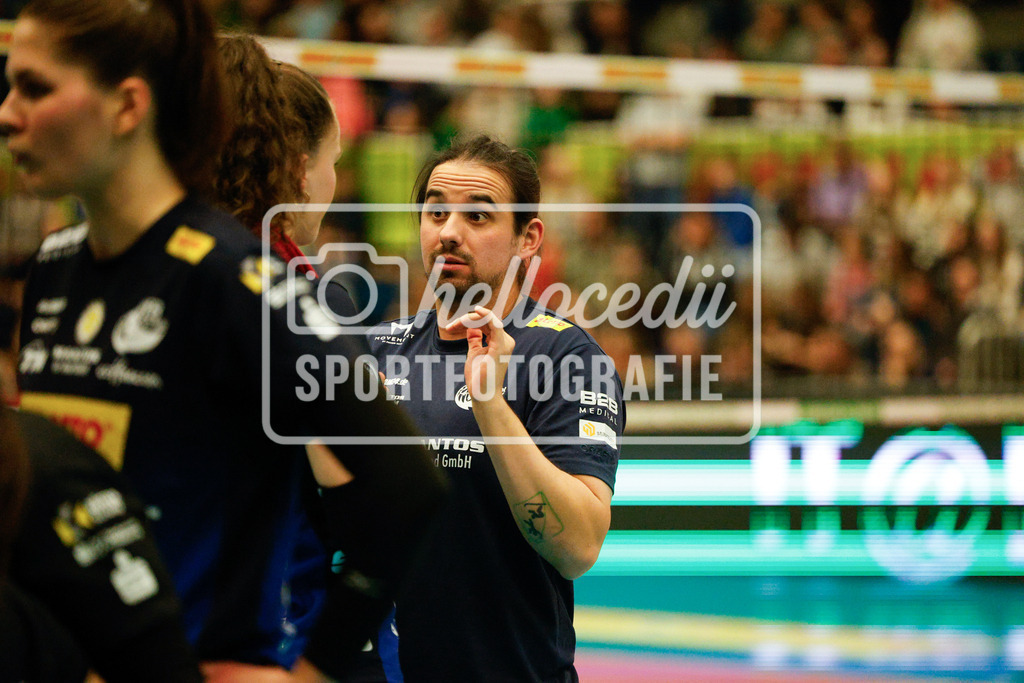 Volleyball I Frauen I Saison 2025-2026 I Bundesliga I 17. Spieltag I USC Münster - VfB Suhl LOTTO Thüringen I 07.02.2026-78 | Alberto Ruiz (Co‑Trainer, VfB Suhl LOTTO Thüringen) - Realisiert mit Pictrs.com