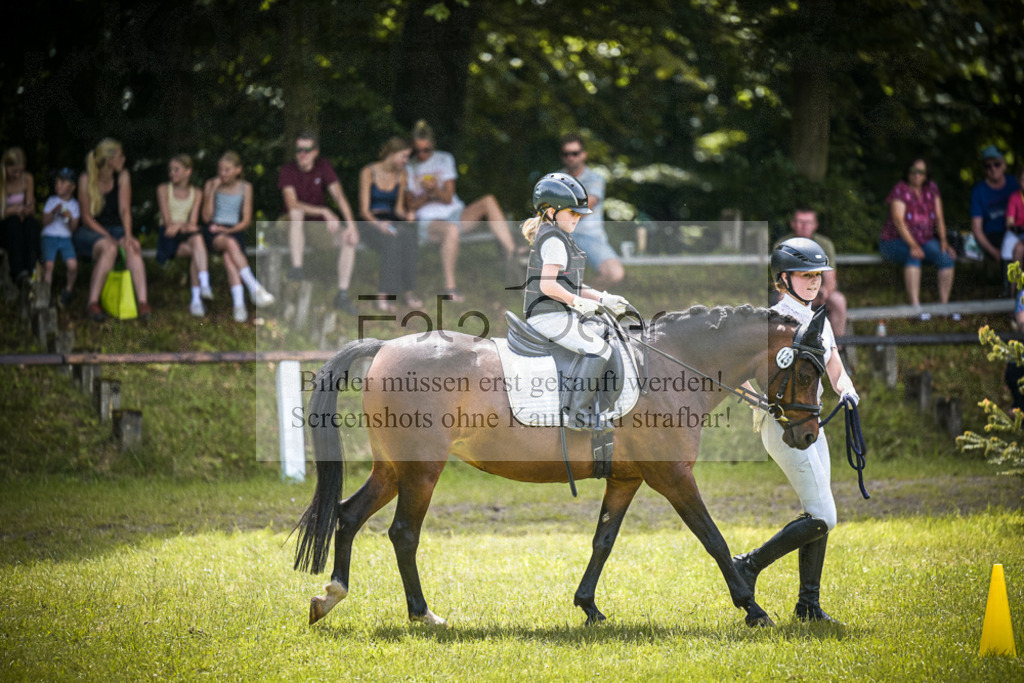 DOS_5714 | Entdecke hochwertige Reitturnierfotos von Foto Oger. Professionell, emotional und authentisch – jetzt Lieblingsmomente im Shop bestellen.Deutschlandweite Turnierfotografie. - Realisiert mit Pictrs.com